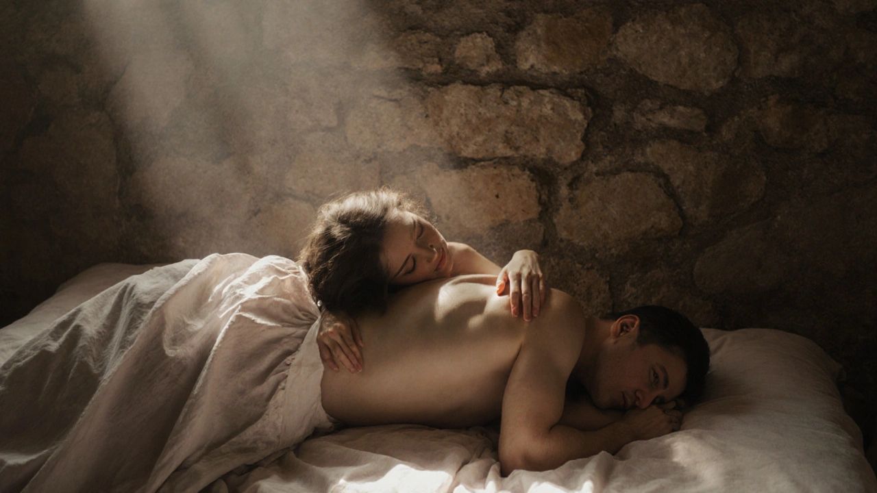 Twee lichamen verenigd op een matras bij zonsopgang, zacht licht valt op hun omhelzing zonder gezichten te tonen.