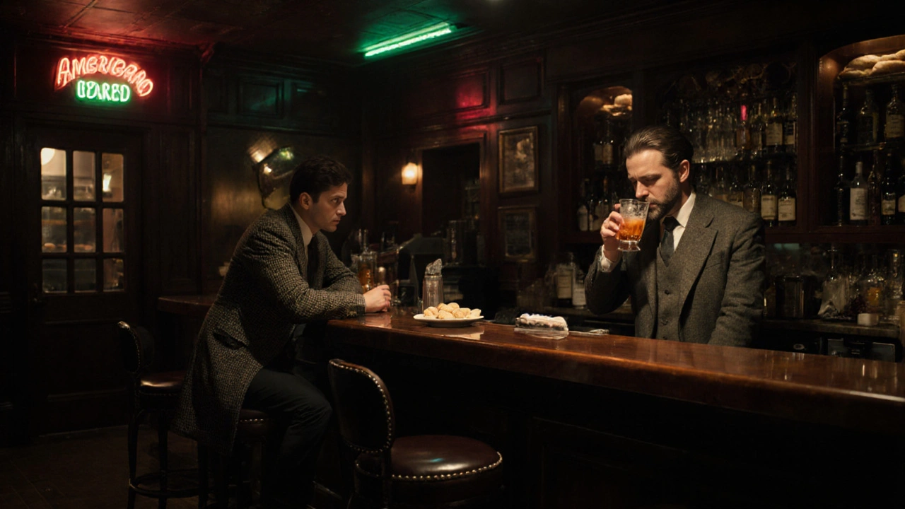 Bar op 2 uur &#039;s nachts met bartender die een speciale cocktail maakt, neonlicht en bakkerijlicht.