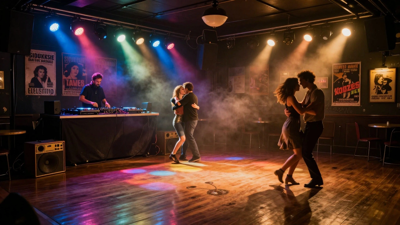 De historische vloer van The Electric Ballroom met oude lichten en een moderne DJ die 80s beats mixt.