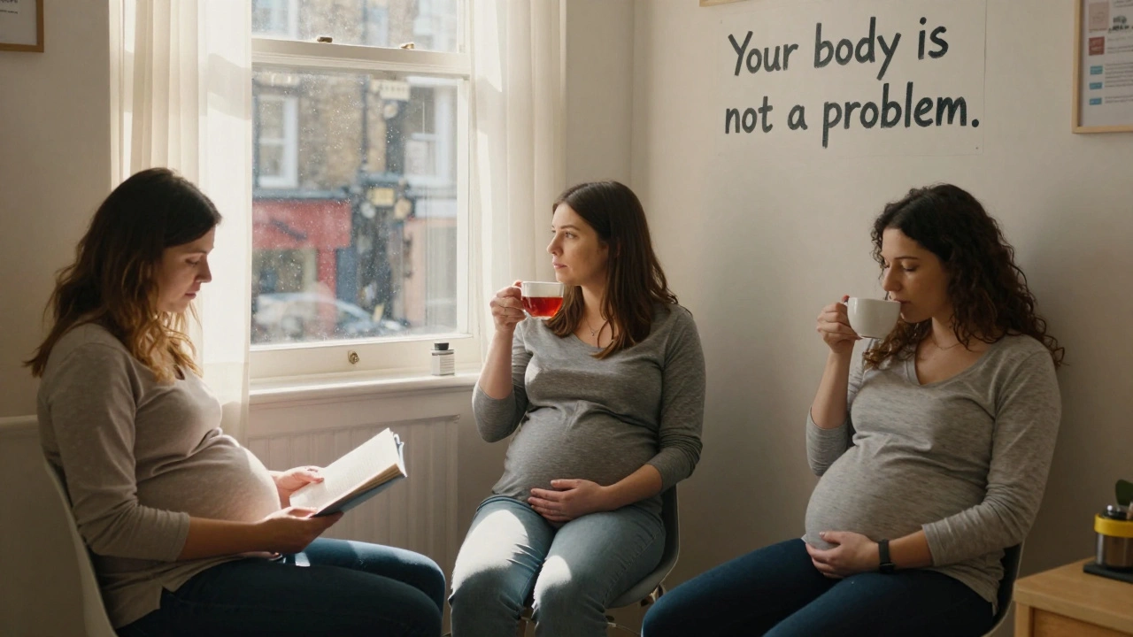 Drie zwangere vrouwen wachten stil in een rustige kliniek, zonlicht valt door de gordijnen.