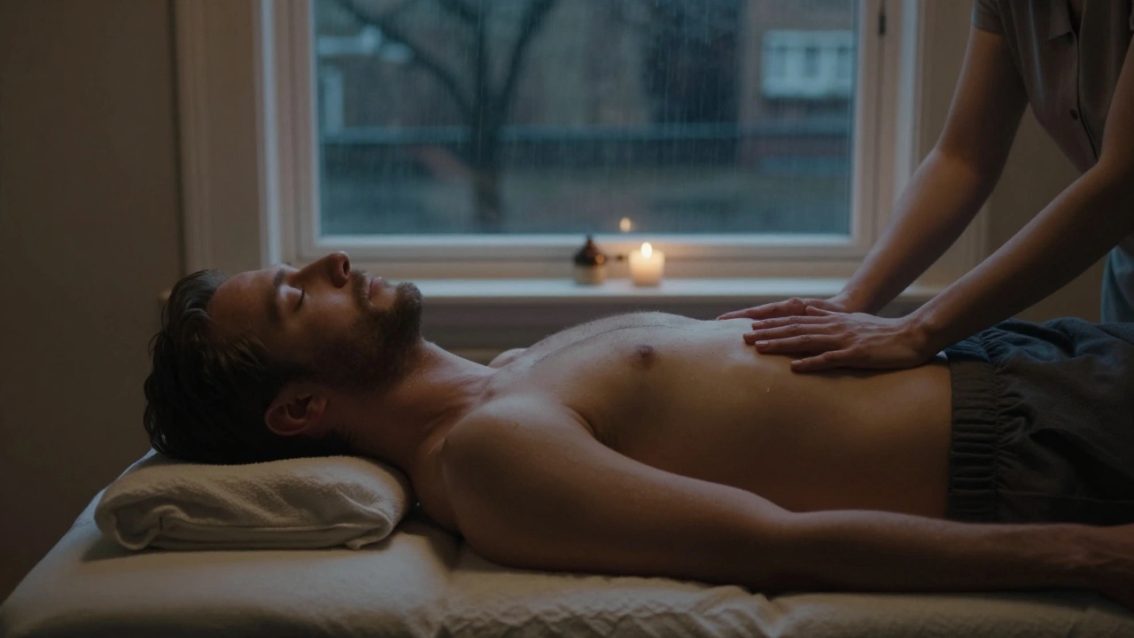 Een man ligt ontspannen op de tafel, terwijl een hand zachtjes zijn buik aanraakt.