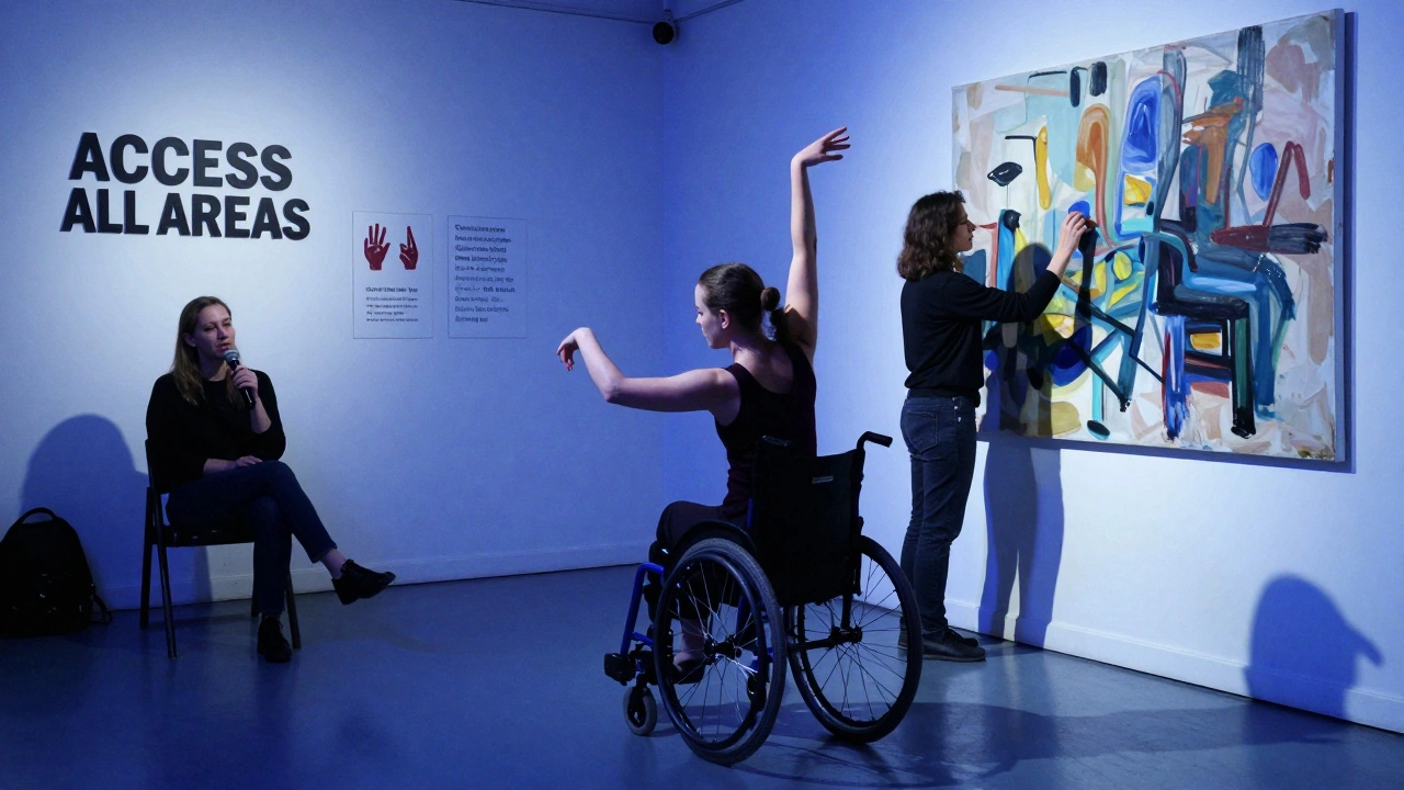 Een persoon in een rolstoel dansend terwijl een blinde dichter spreekt en een kunstenaar schildert op een groot doek.