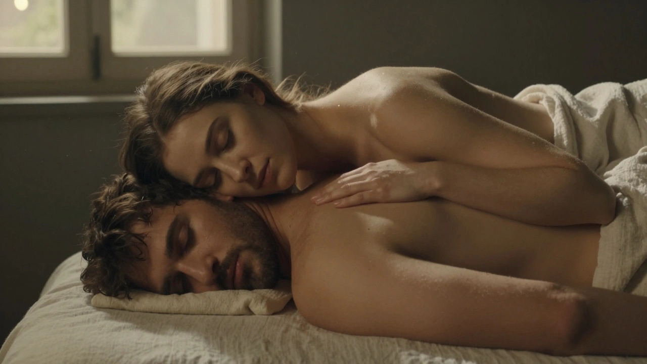 Een man en vrouw liggen na de massage in elkaars armen, bedekt met een deken, in een vredige, stilte gevuld omhelzing.