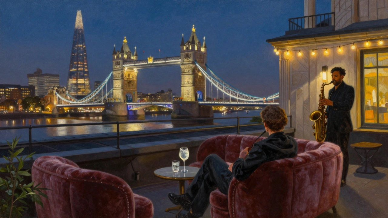 Een rustig dakterras met uitzicht op de Thames, een persoon zit in een stoel terwijl een saxofonist speelt.