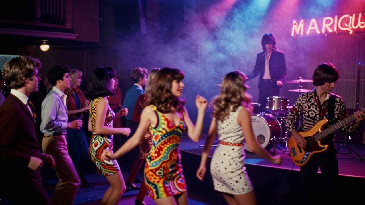 Jazz- en rockfeest in een 1960s Londense club met dansende mensen en lichteffecten.