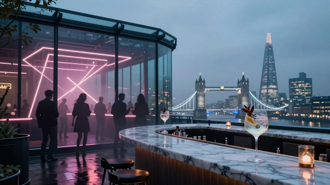 Moderne dakbar in Shoreditch met uitzicht op de stad, dansende silhouetten en neonlicht.