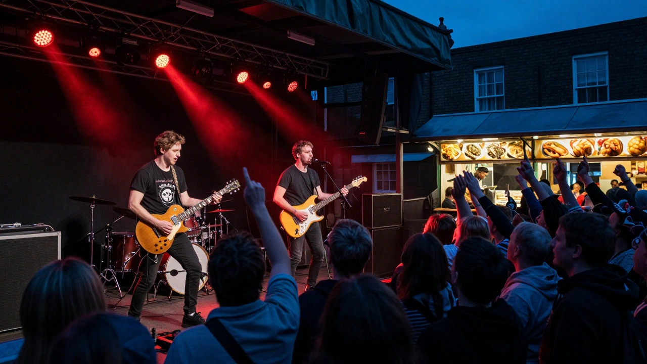 Rock concert in Camden Market met kebabwagens en publiek