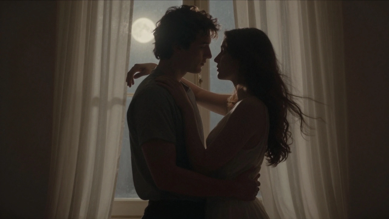 Twee silhouetten in een afgelegen hoek, omarmd in zachte schaduwen, emotionele verbinding.