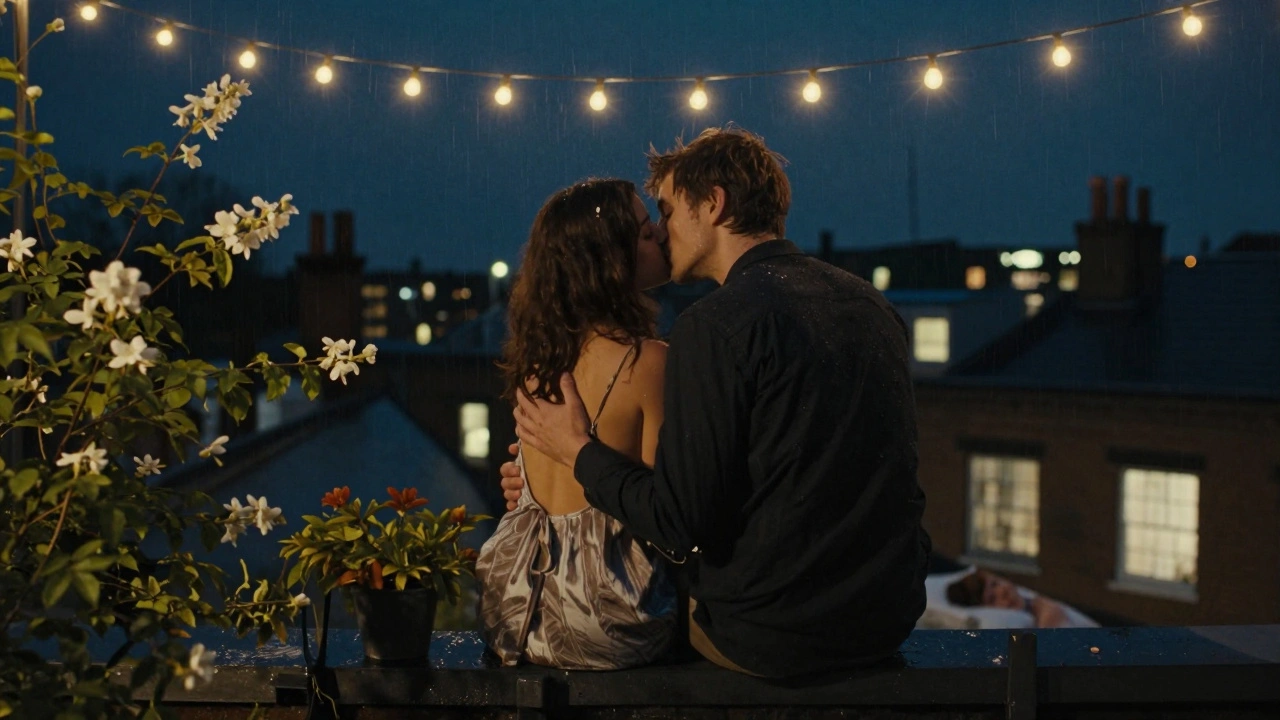 Een dakterras met fairy lights waar een koppel zacht kust in de nacht, omgeven door bloeiende planten en de verre stad.