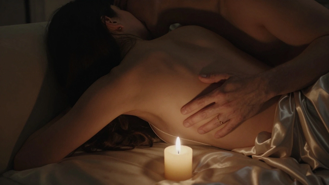 Een intieme scène op een lage bank: twee lichamen in het duister, alleen huid en schaduw zichtbaar.