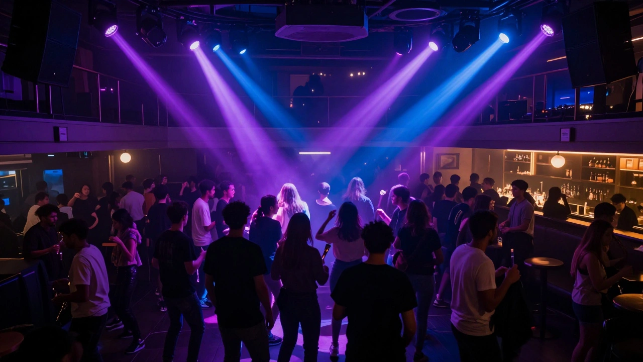 Interieur van een drukke nachtclub met dansende mensen en neonlichten.